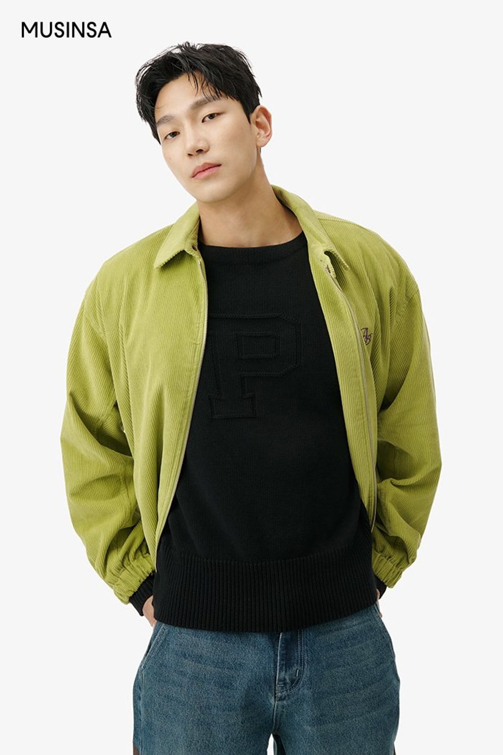 라임 컬러 점퍼에 와이드 데님 팬츠를 코디한 스트릿 룩 #로고플레이 #그래픽 #와이드핏 #컬러포인트 #코듀로이 #워싱 #봄 #스트릿