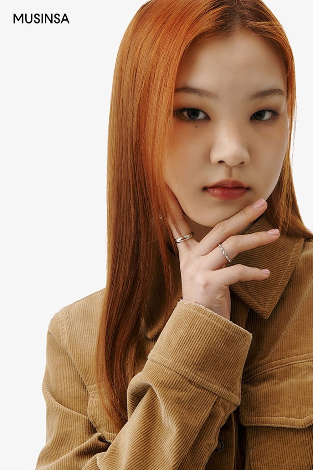 코듀로이 소재의 셔츠와 미니스커트를 매치한 걸리시 룩 #셋업코디 #짧치 #트위드 #코듀로이 #키높이 #봄 #걸리시 #웨스턴부츠