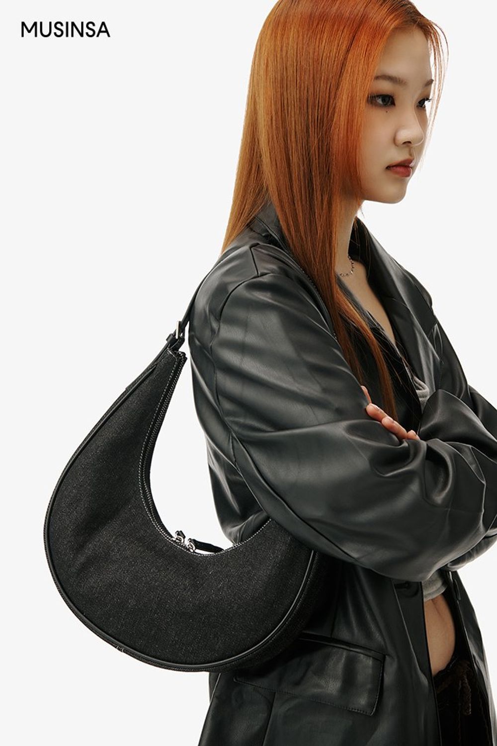 유니크한 매력의 뷔스티에와 부츠 컷 팬츠를 매치하고 레더 재킷을 걸쳐 마무리한 시크 룩 #레이어드룩 #부츠컷 #코듀로이 #봄 #시크