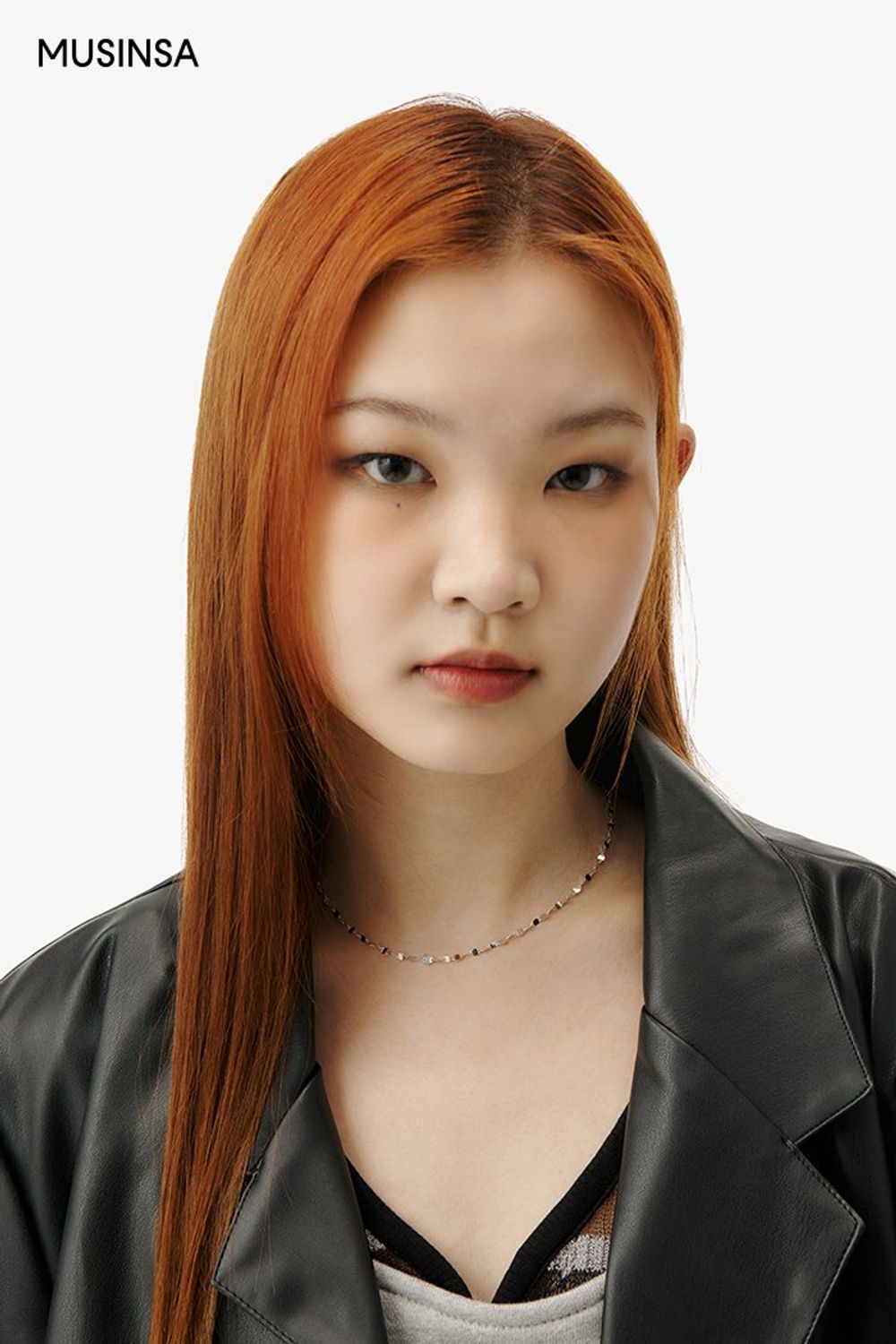 유니크한 매력의 뷔스티에와 부츠 컷 팬츠를 매치하고 레더 재킷을 걸쳐 마무리한 시크 룩 #레이어드룩 #부츠컷 #코듀로이 #봄 #시크