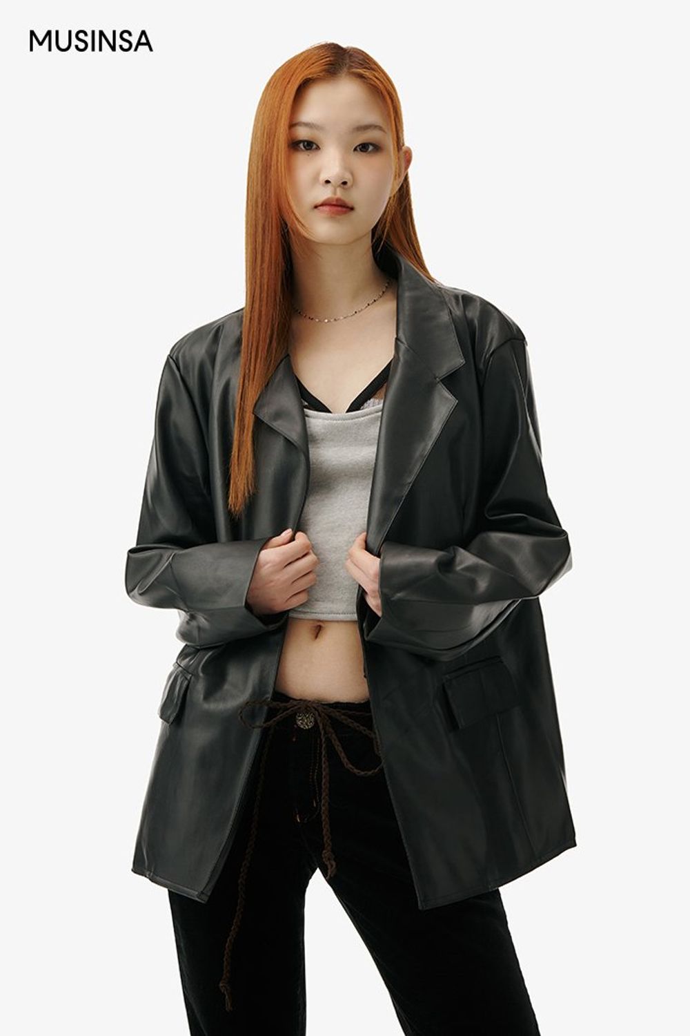 유니크한 매력의 뷔스티에와 부츠 컷 팬츠를 매치하고 레더 재킷을 걸쳐 마무리한 시크 룩 #레이어드룩 #부츠컷 #코듀로이 #봄 #시크