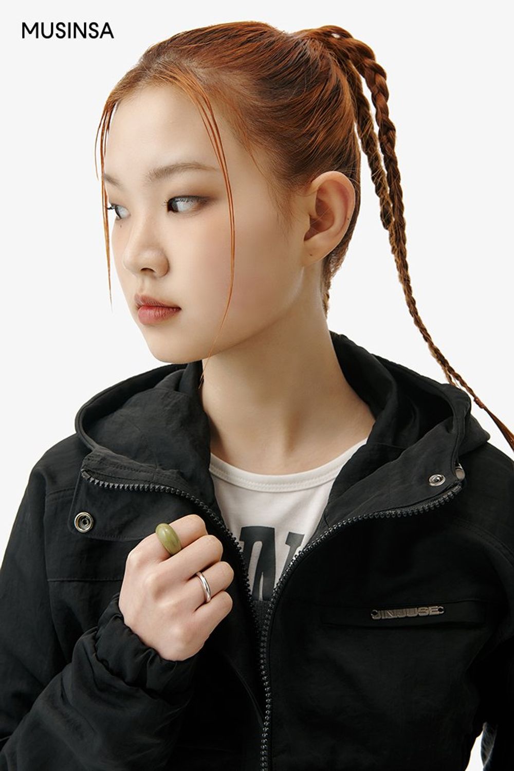 후드 볼레로와 크롭 티셔츠, 카고 팬츠로 완성한 스트릿 룩 #편안한 #모노톤 #셋업코디 #봄 #스트릿 #유광
