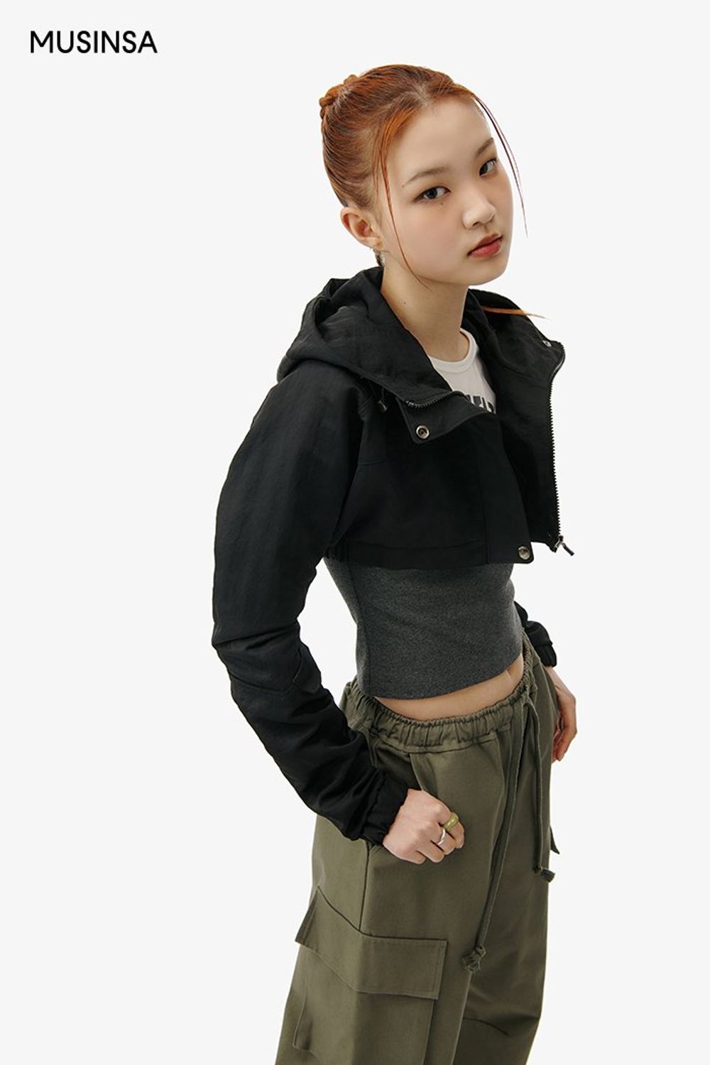 후드 볼레로와 크롭 티셔츠, 카고 팬츠로 완성한 스트릿 룩 #편안한 #모노톤 #셋업코디 #봄 #스트릿 #유광