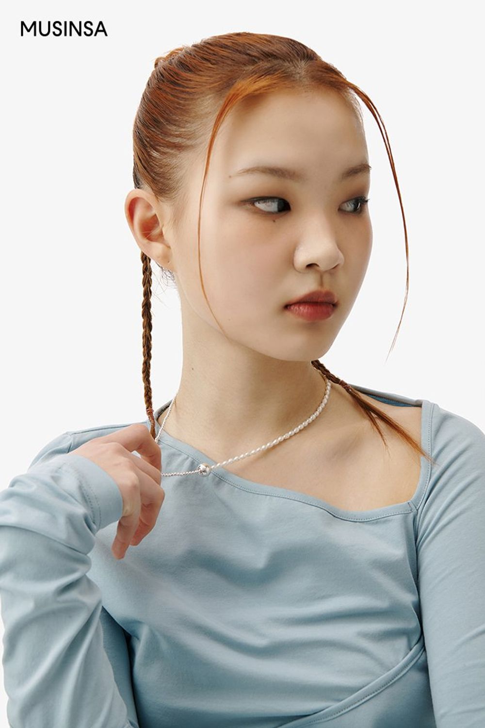 그래픽이 매력적인 후드 집업과 벨벳 스커트로 연출한 걸리시 룩 #짧치 #셔링 #컷아웃 #봄 #걸리시 #벨벳