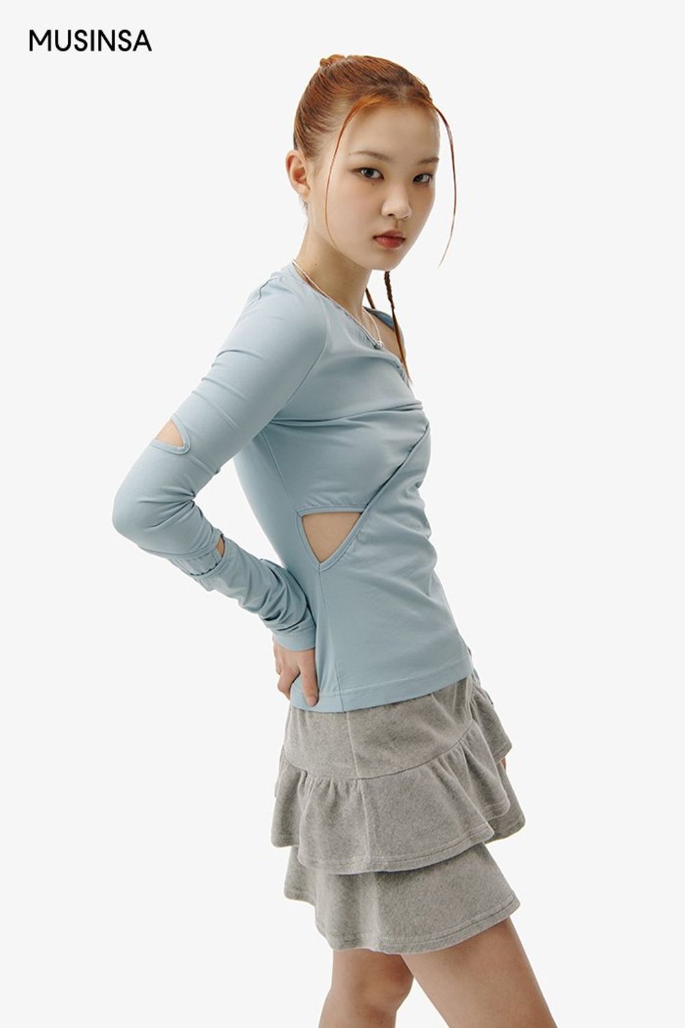 그래픽이 매력적인 후드 집업과 벨벳 스커트로 연출한 걸리시 룩 #짧치 #셔링 #컷아웃 #봄 #걸리시 #벨벳
