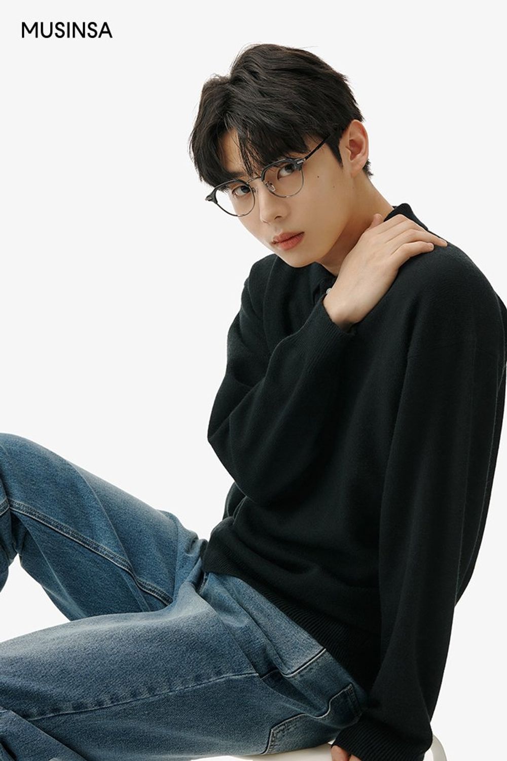 블레이저에 니트를 매치하고 데님 팬츠를 더해 완성한 댄디 룩 #남친룩 #워싱 #겨울 #댄디 #더블재킷