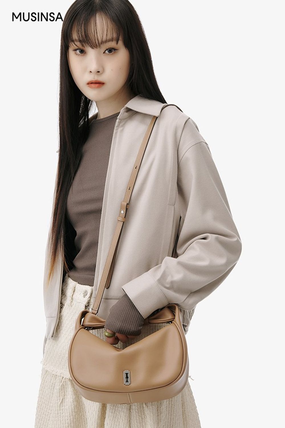 심플한 디테일의 블루종 점퍼와 미디스커트, 레더 부츠로 스타일링한 걸리시 룩 #톤온톤 #뉴트럴톤 #트위드 #여친룩 #셔링 #스트링 #컷아웃 #언밸런스 #봄 #걸리시