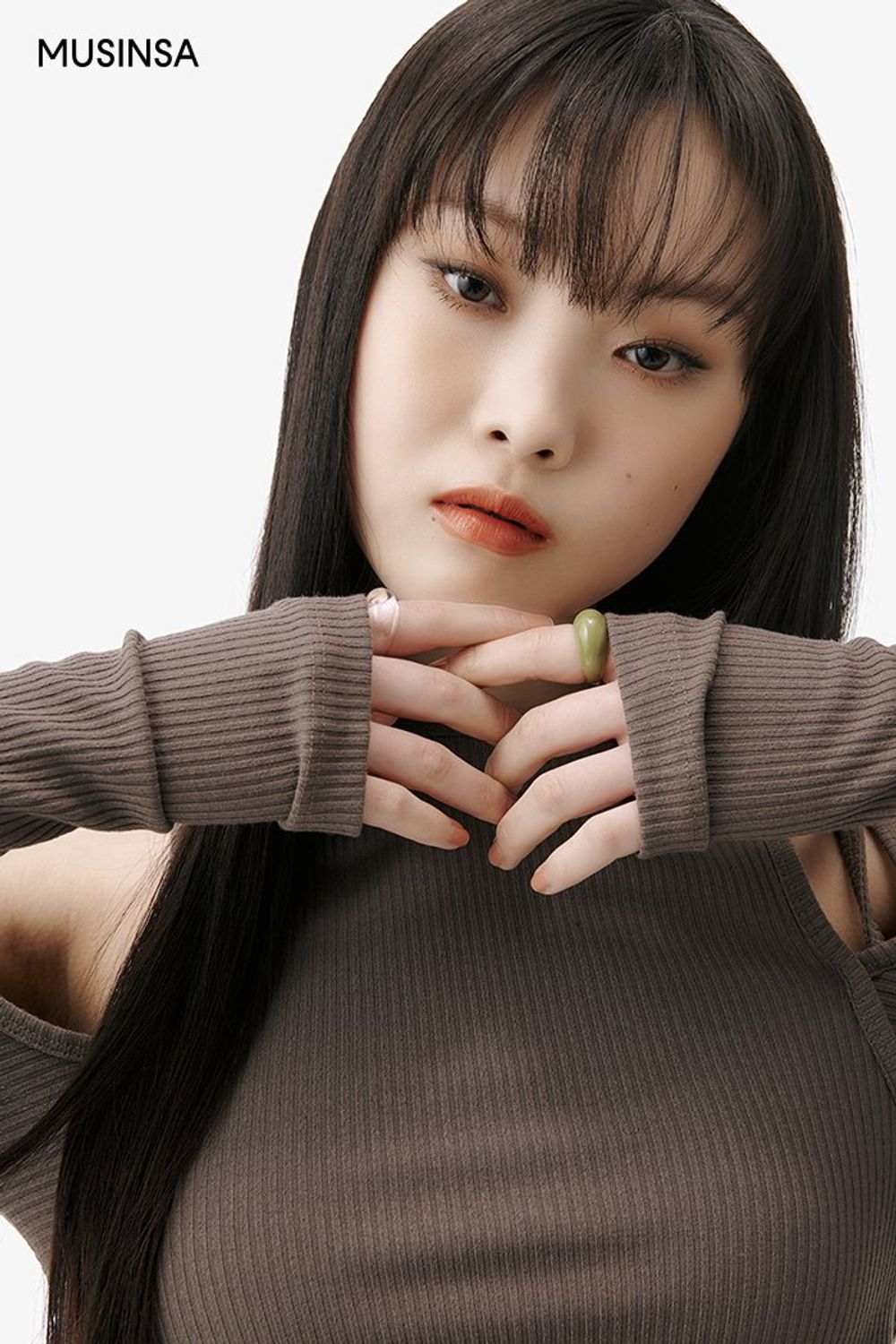 심플한 디테일의 블루종 점퍼와 미디스커트, 레더 부츠로 스타일링한 걸리시 룩 #톤온톤 #뉴트럴톤 #트위드 #여친룩 #셔링 #스트링 #컷아웃 #언밸런스 #봄 #걸리시