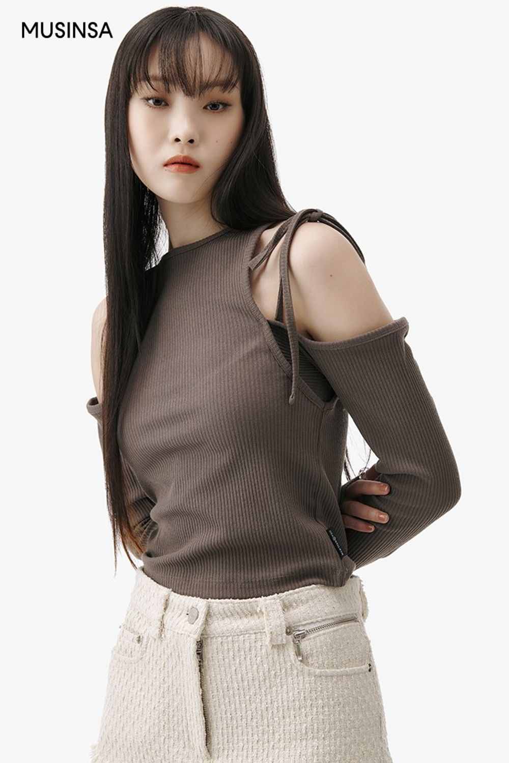심플한 디테일의 블루종 점퍼와 미디스커트, 레더 부츠로 스타일링한 걸리시 룩 #톤온톤 #뉴트럴톤 #트위드 #여친룩 #셔링 #스트링 #컷아웃 #언밸런스 #봄 #걸리시