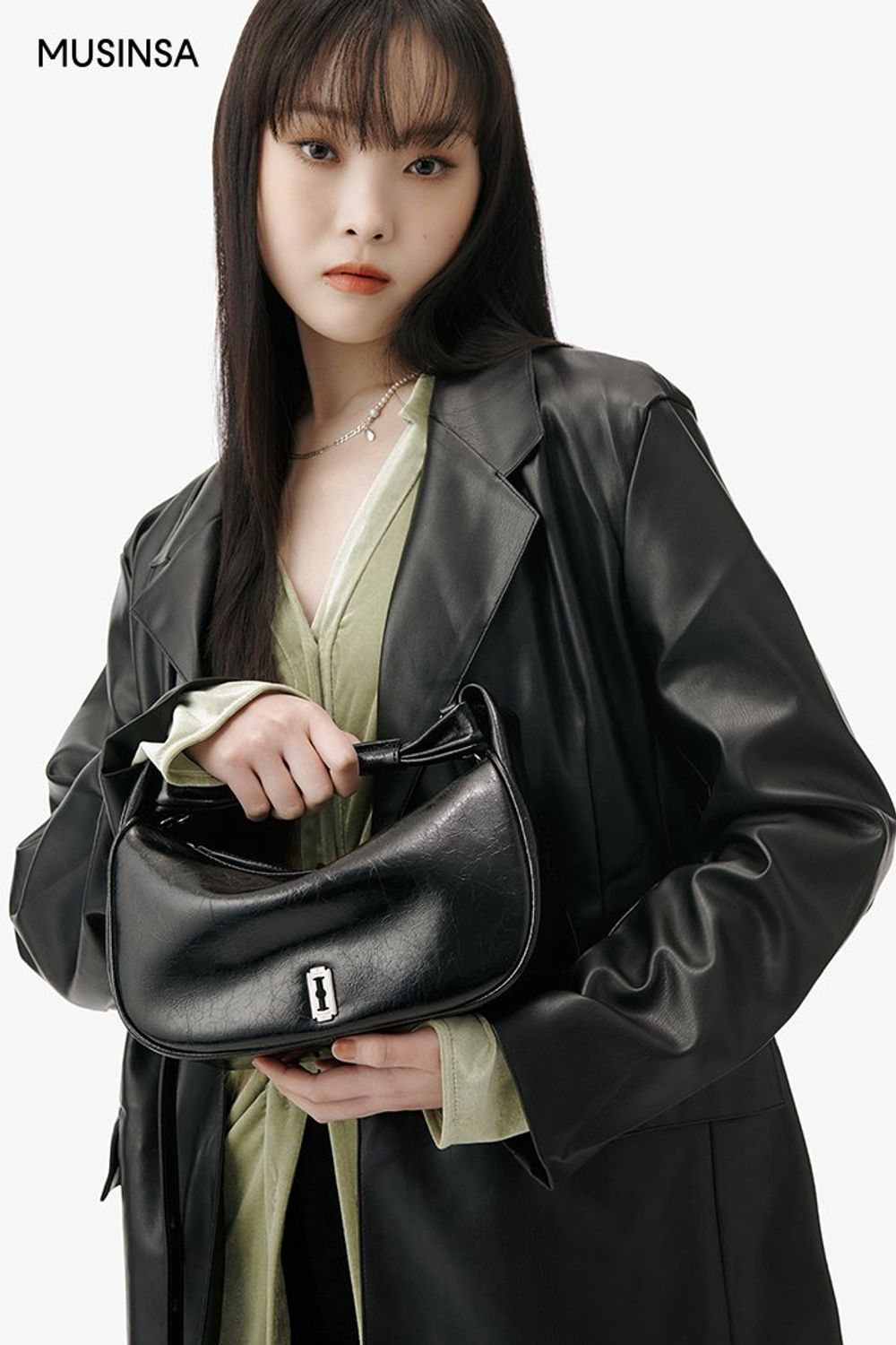 셔링 디테일의 벨루어 원피스와 레더 재킷, 부츠 컷 팬츠를 레이어드해 완성한 시크 룩 #부츠컷 #컬러포인트 #레이어드룩 #레더 #벨루어 #코듀로이 #셔링 #봄 #시크