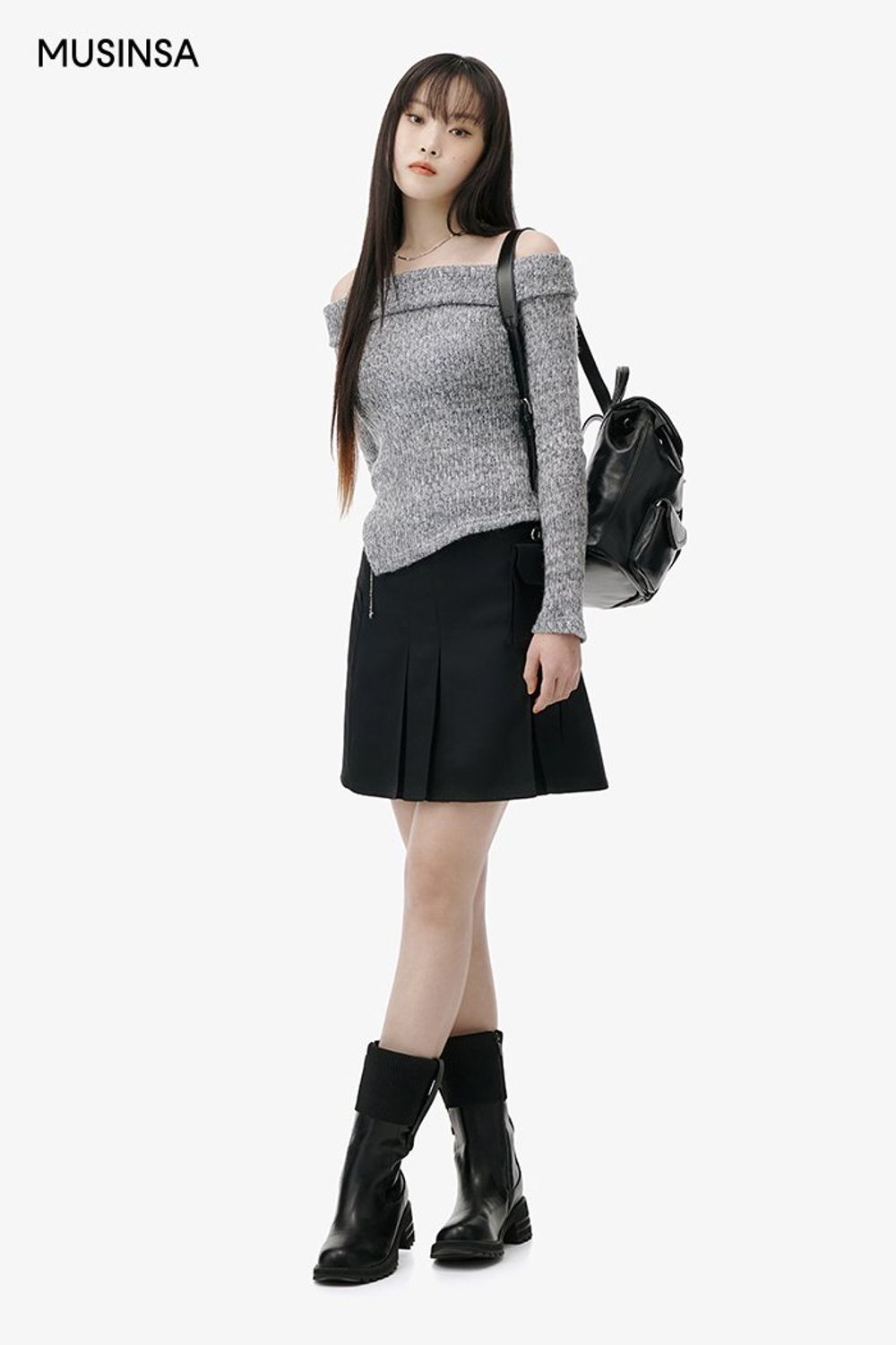오프숄더 니트와 플리츠스커트를 함께 스타일링하고 백팩으로 마무리한 걸리시 룩 #짧치 #여친룩 #플리츠 #오프숄더 #언밸런스 #체인 #봄 #걸리시