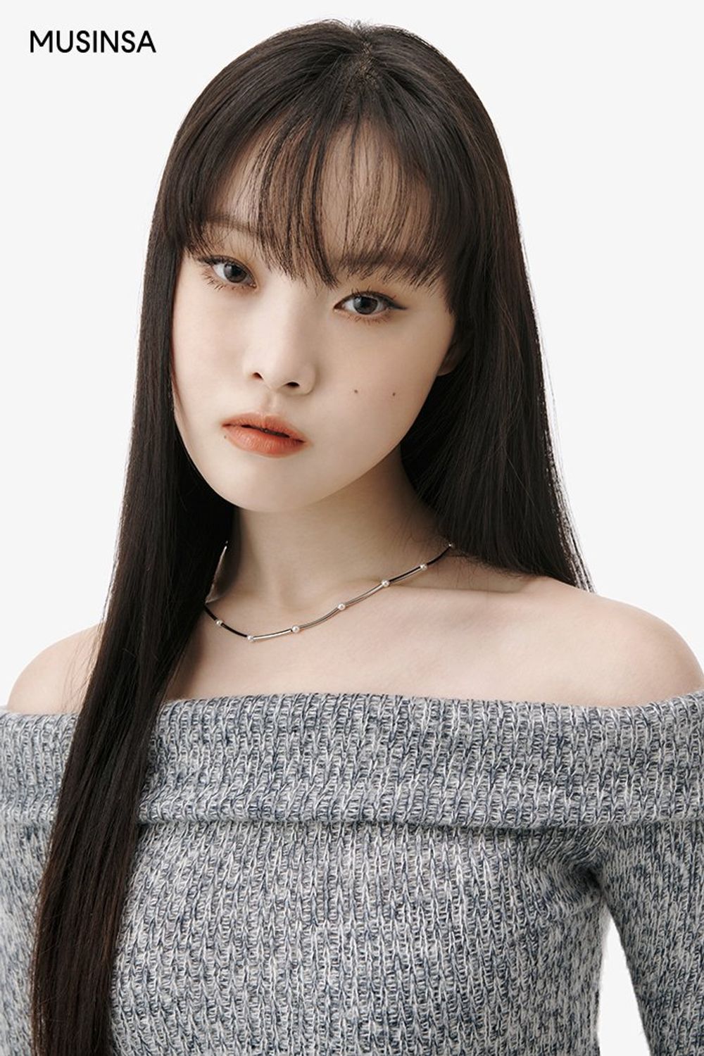 오프숄더 니트와 플리츠스커트를 함께 스타일링하고 백팩으로 마무리한 걸리시 룩 #짧치 #여친룩 #플리츠 #오프숄더 #언밸런스 #체인 #봄 #걸리시