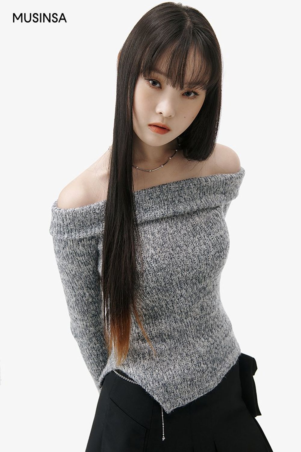 오프숄더 니트와 플리츠스커트를 함께 스타일링하고 백팩으로 마무리한 걸리시 룩 #짧치 #여친룩 #플리츠 #오프숄더 #언밸런스 #체인 #봄 #걸리시