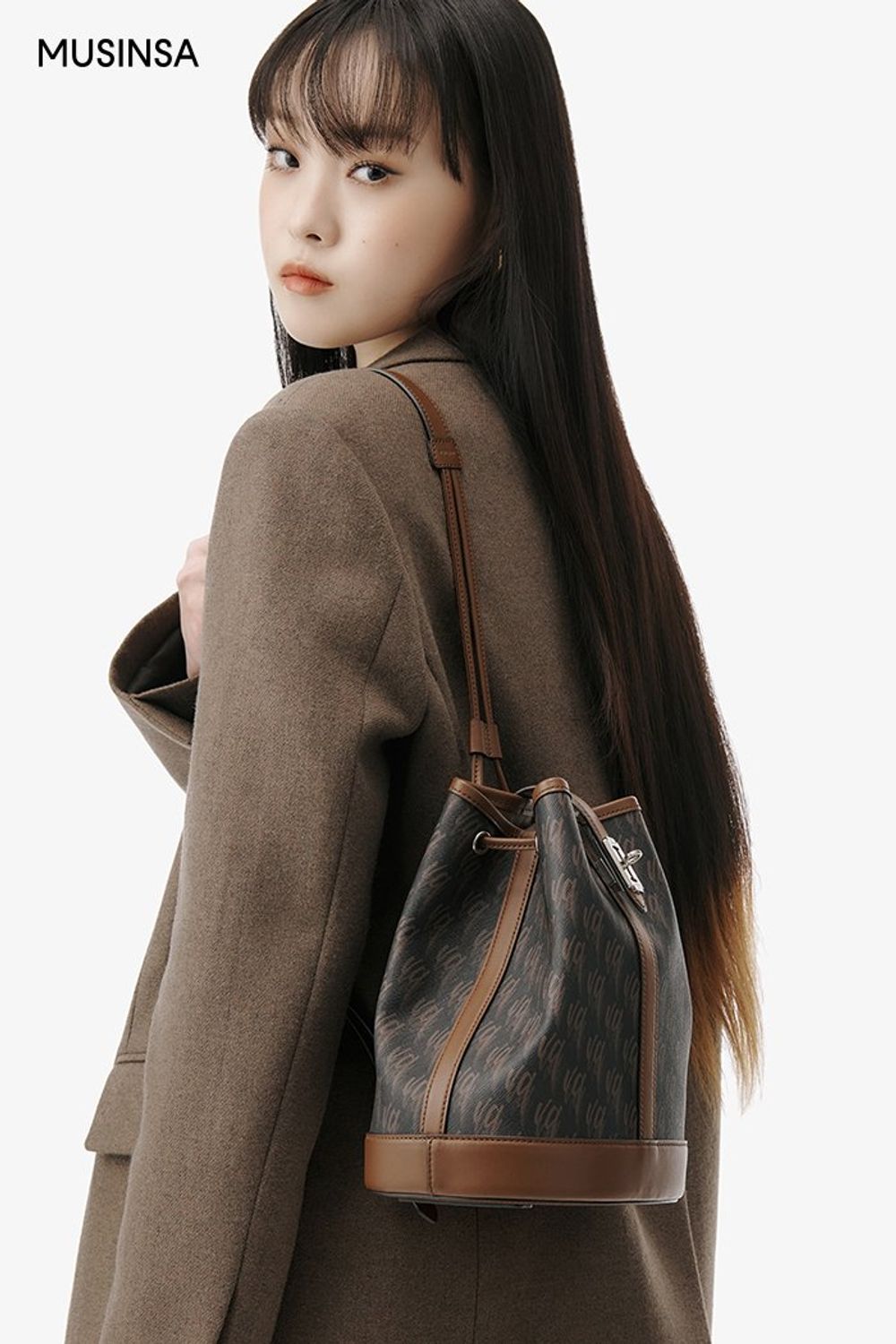 미니멀 무드의 니트와 블레이저, 맥시스커트의 조합이 돋보이는 포멀 룩 #하이웨이스트 #톤온톤 #뉴트럴톤 #맥시 #봄 #미니멀 #비즈니스캐주얼 #포멀 #메리제인