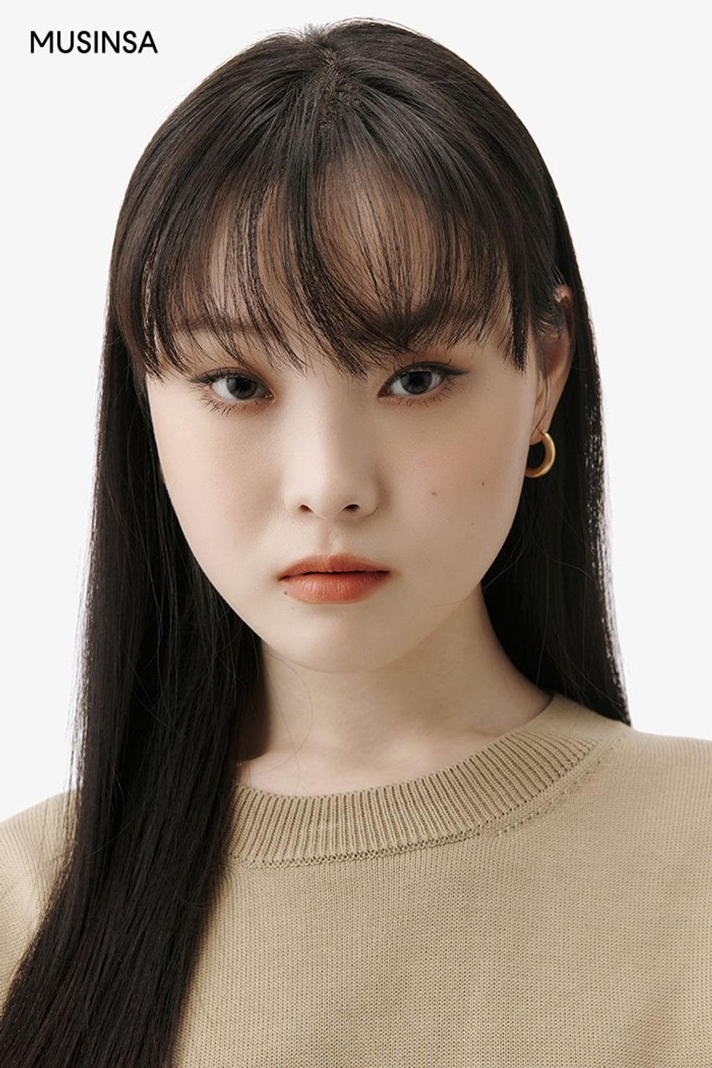 미니멀 무드의 니트와 블레이저, 맥시스커트의 조합이 돋보이는 포멀 룩 #하이웨이스트 #톤온톤 #뉴트럴톤 #맥시 #봄 #미니멀 #비즈니스캐주얼 #포멀 #메리제인