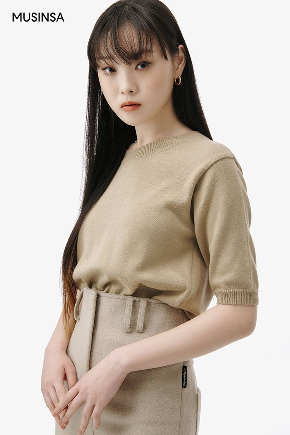 미니멀 무드의 니트와 블레이저, 맥시스커트의 조합이 돋보이는 포멀 룩 #하이웨이스트 #톤온톤 #뉴트럴톤 #맥시 #봄 #미니멀 #비즈니스캐주얼 #포멀 #메리제인