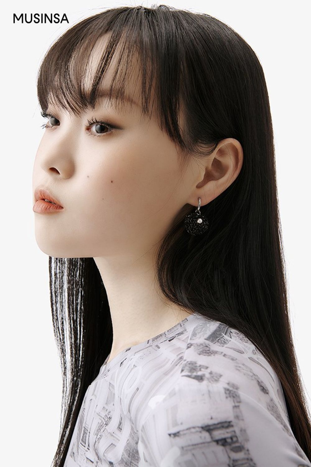 리본 디테일의 그래픽 티셔츠와 미디스커트를 코디한 후 토트백으로 포인트를 준 걸리시 룩 #그래픽 #컬러포인트 #여친룩 #레더 #봄 #걸리시