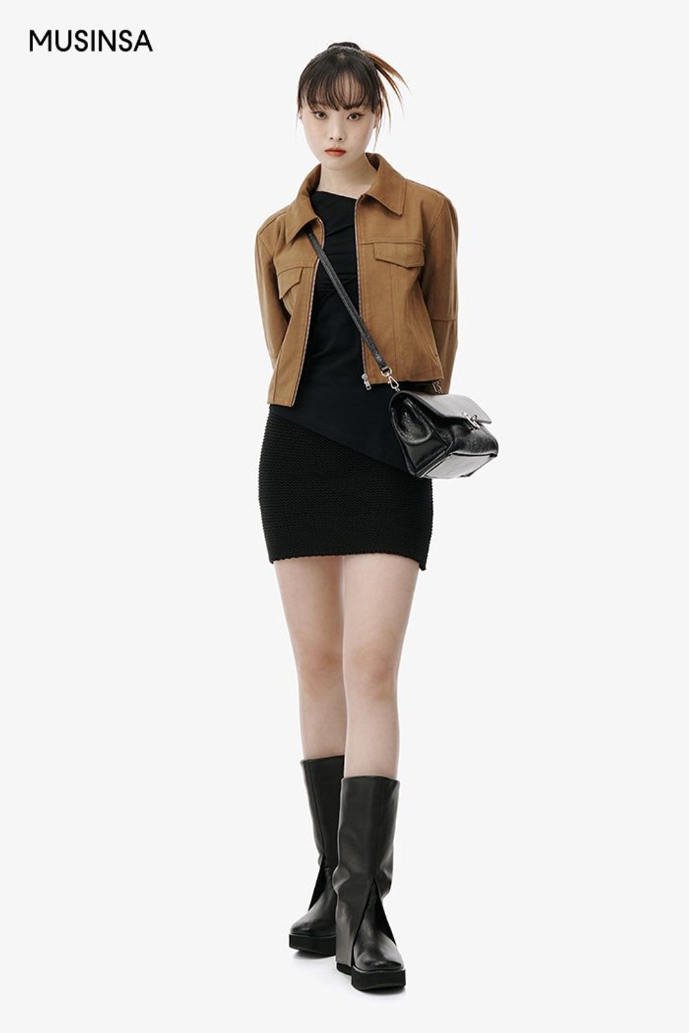 스웨이드 재킷과 컷아웃 티셔츠를 연출하고 미니스커트로 마무리한 걸리시 룩 #슬림핏 #컬러포인트 #짧치 #스웨이드 #키높이 #컷아웃 #언밸런스 #봄 #걸리시