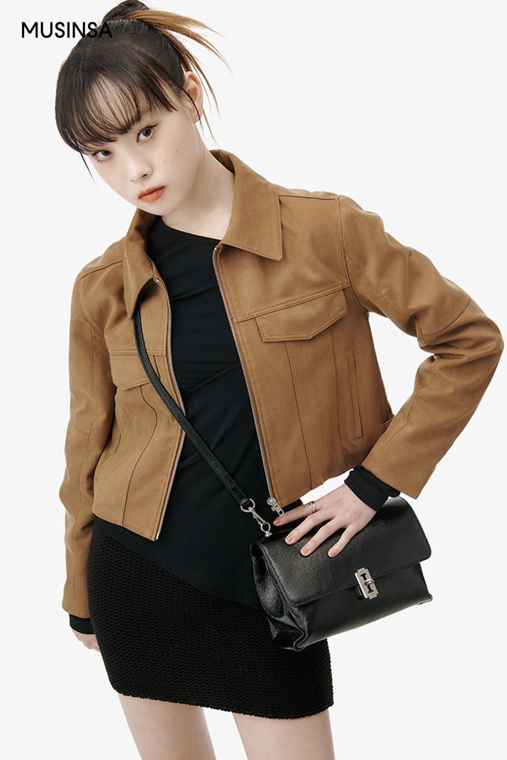 스웨이드 재킷과 컷아웃 티셔츠를 연출하고 미니스커트로 마무리한 걸리시 룩 #슬림핏 #컬러포인트 #짧치 #스웨이드 #키높이 #컷아웃 #언밸런스 #봄 #걸리시
