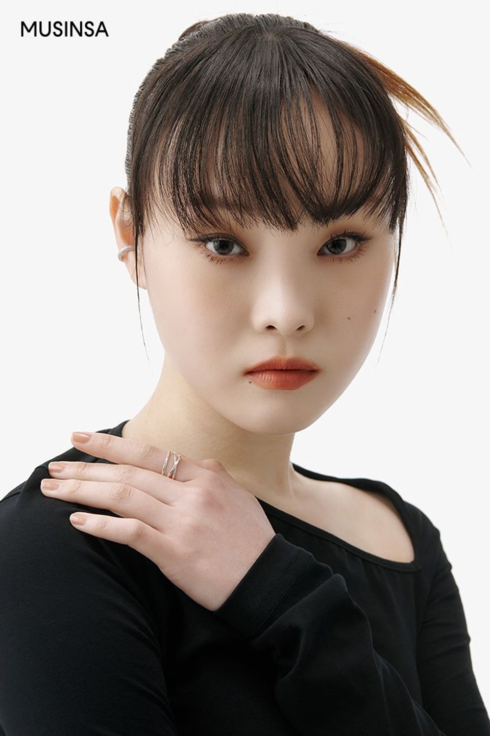 스웨이드 재킷과 컷아웃 티셔츠를 연출하고 미니스커트로 마무리한 걸리시 룩 #슬림핏 #컬러포인트 #짧치 #스웨이드 #키높이 #컷아웃 #언밸런스 #봄 #걸리시