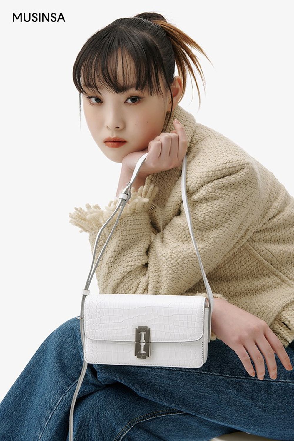 태슬 디테일의 트위드 재킷과 데님 팬츠의 조합이 돋보이는 로맨틱 코디 #트위드 #데이트 #워싱 #태슬 #봄 #로맨틱