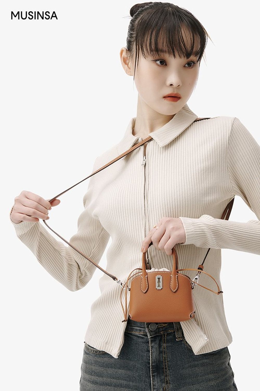 스웨이드 코트와 데님 팬츠를 스타일링하고 마이크로 백으로 센스를 더한 시크 룩 #스웨이드 #워싱 #마이크로백 #봄 #시크 #투웨이집업 #웨스턴부츠