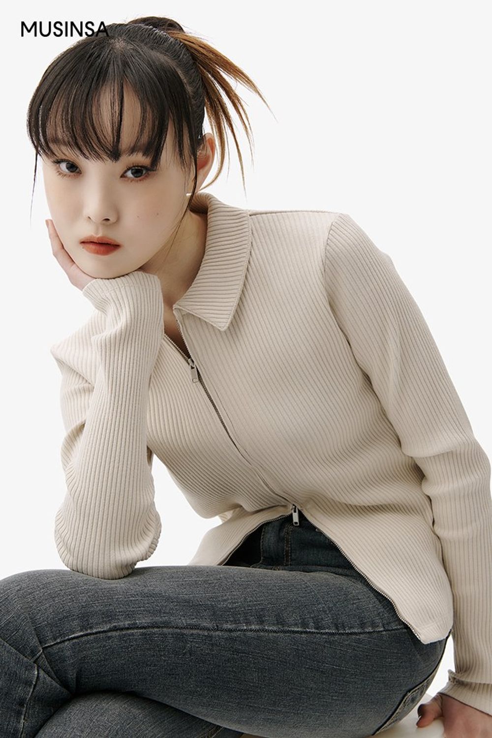 스웨이드 코트와 데님 팬츠를 스타일링하고 마이크로 백으로 센스를 더한 시크 룩 #스웨이드 #워싱 #마이크로백 #봄 #시크 #투웨이집업 #웨스턴부츠