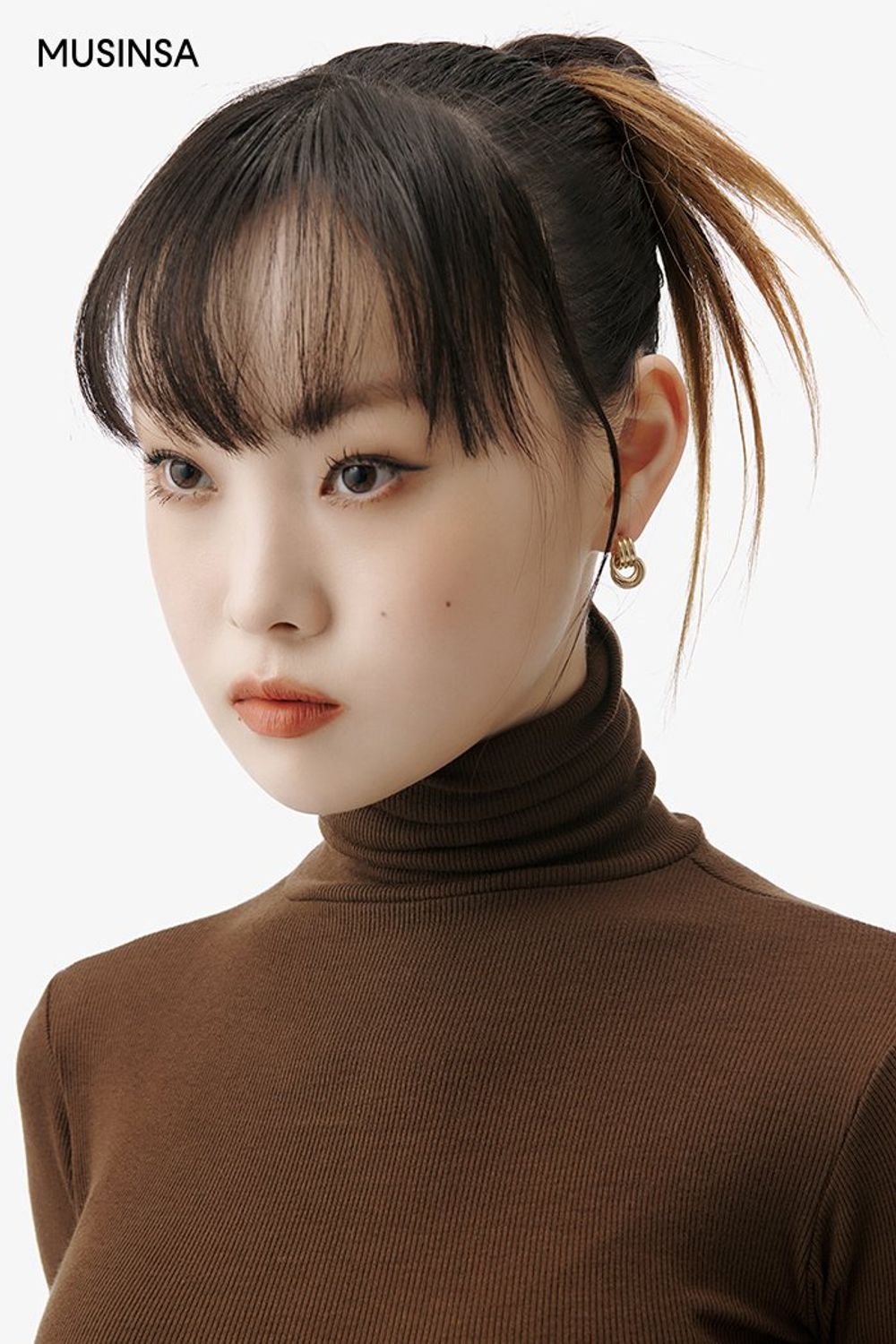 크롭 니트와 블레이저 재킷, 슬랙스로 완성한 뉴트럴 톤 코디네이션 #톤온톤 #뉴트럴톤 #헤링본 #핀턱 #크롭 #봄 #시크