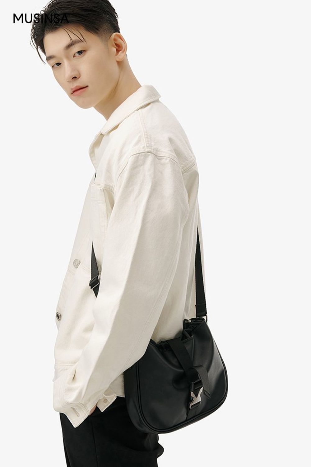 미니멀 디자인 니트에 와이드 슬랙스를 매치하고 트러커 재킷을 걸쳐 마무리한 댄디 룩 #미니멀 #와이드핏 #핀턱 #봄 #댄디