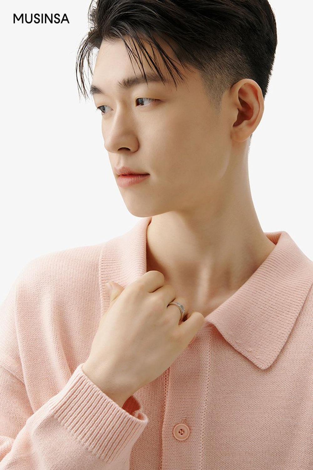 카라 디테일 카디건에 데님 팬츠를 매치하고 브라운 컬러 트렌치코트를 걸쳐 마무리한 댄디 룩 #미니멀 #파스텔 #핀턱 #봄 #댄디