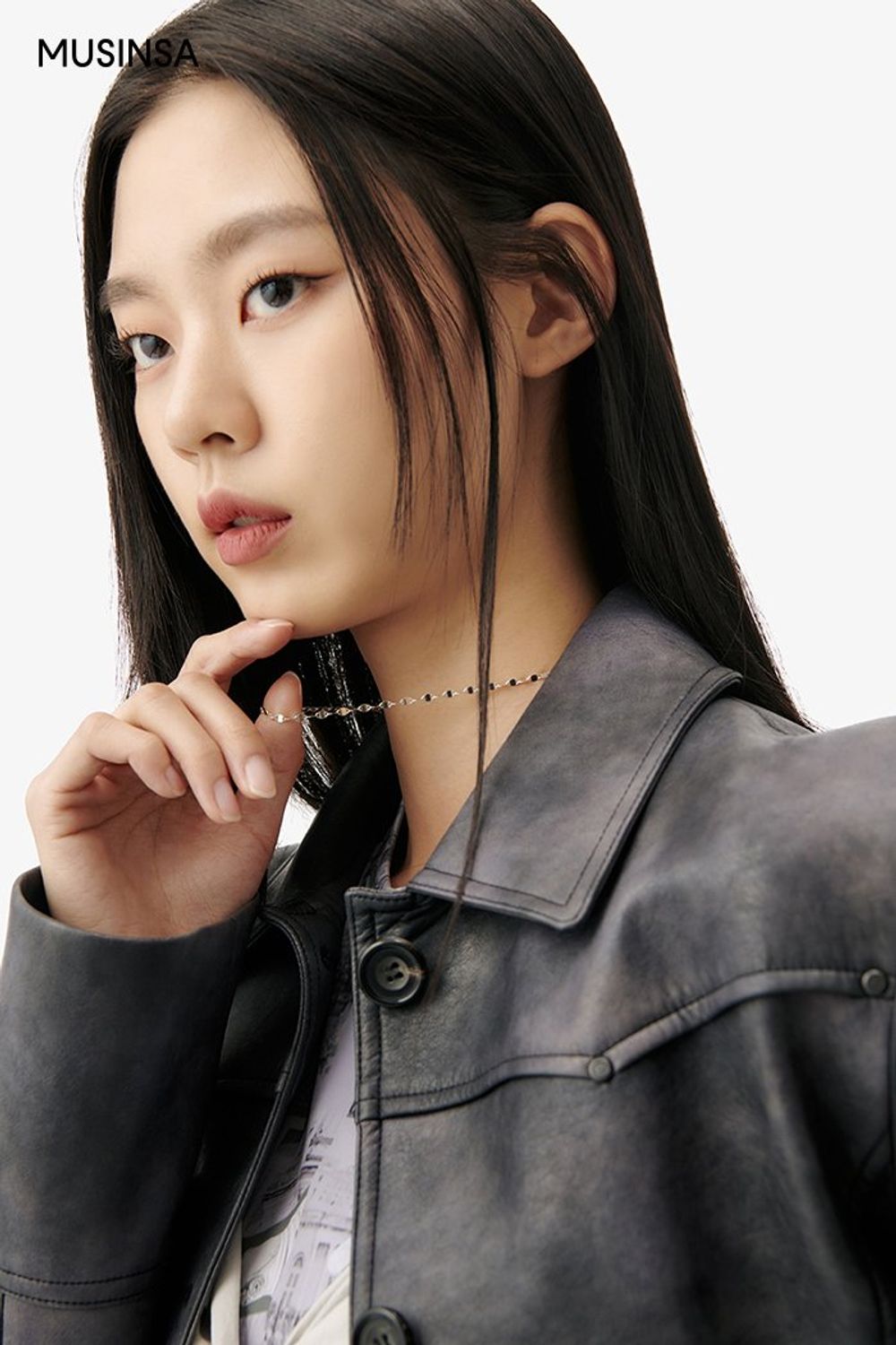 레더 재킷과 와이드 팬츠를 매치하고 그래픽 티셔츠로 포인트를 준 시크 룩 #그래픽 #모노톤 #와이드핏 #봄 #시크
