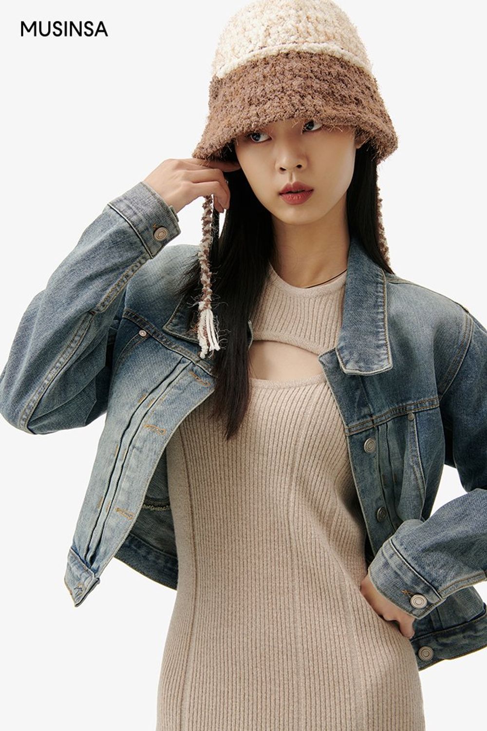볼레로 원피스와 데님 재킷을 매치하고 버킷햇을 더해 마무리한 걸리시 룩 #뉴트럴톤 #컬러블록 #셋업코디 #피크닉 #워싱 #퀼팅 #크로셰 #봄 #걸리시