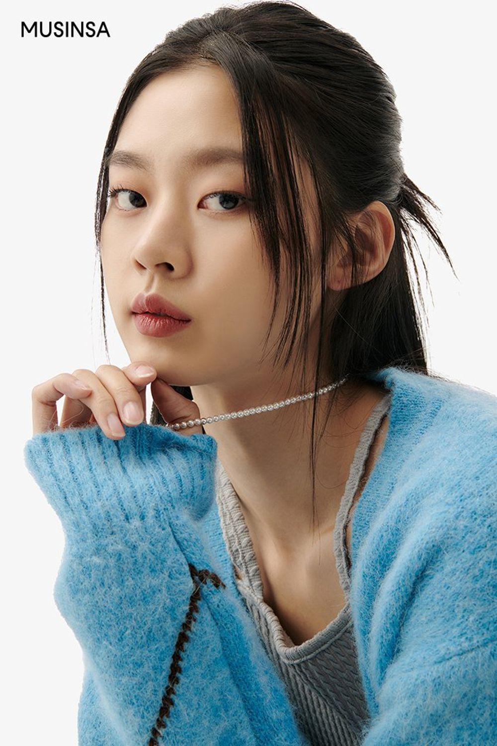 사랑스러운 무드의 카디건과 미니스커트로 연출한 걸리시 룩 #아가일 #레더 #데이트 #여친룩 #플리츠 #랩스타일 #봄 #걸리시