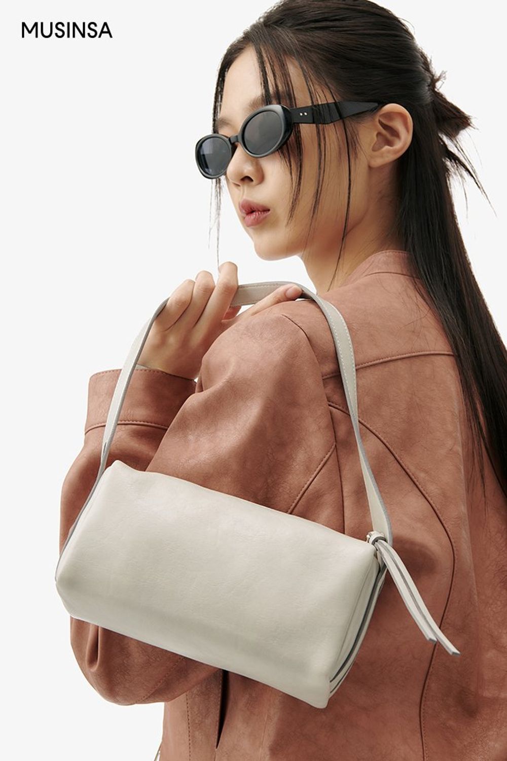 핑크 컬러가 매력적인 레더 재킷과 와이드 팬츠로 연출한 시크 룩 #봄 #시크 #레더재킷