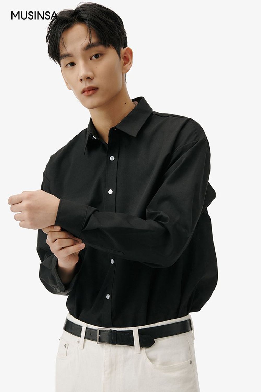 블루종에 셔츠를 매치하고 데님 팬츠를 더해 마무리한 댄디 룩 #모노톤 #컬러블록 #키높이 #크롭 #겨울 #댄디