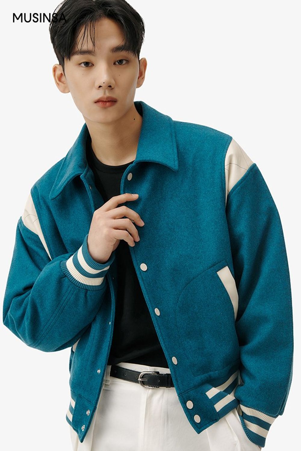 스타디움 재킷에 티셔츠를 매치하고 코튼 팬츠를 더해 완성한 댄디 룩 #화사한 #컬러포인트 #남친룩 #컬러블록 #핀턱 #겨울 #댄디