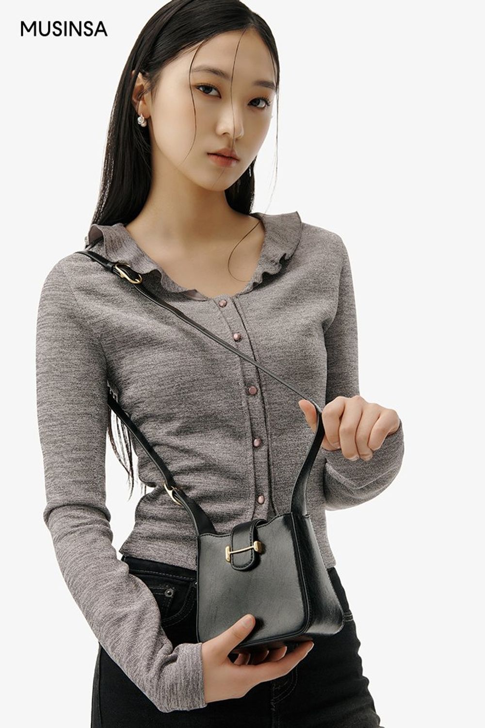 메탈릭한 카디건에 부츠 컷 팬츠를 매치하고 로퍼를 더해 마무리한 시크 룩 #모노톤 #컬러블록 #메탈릭 #키높이 #봄 #시크 #워싱데님 #모노톤룩