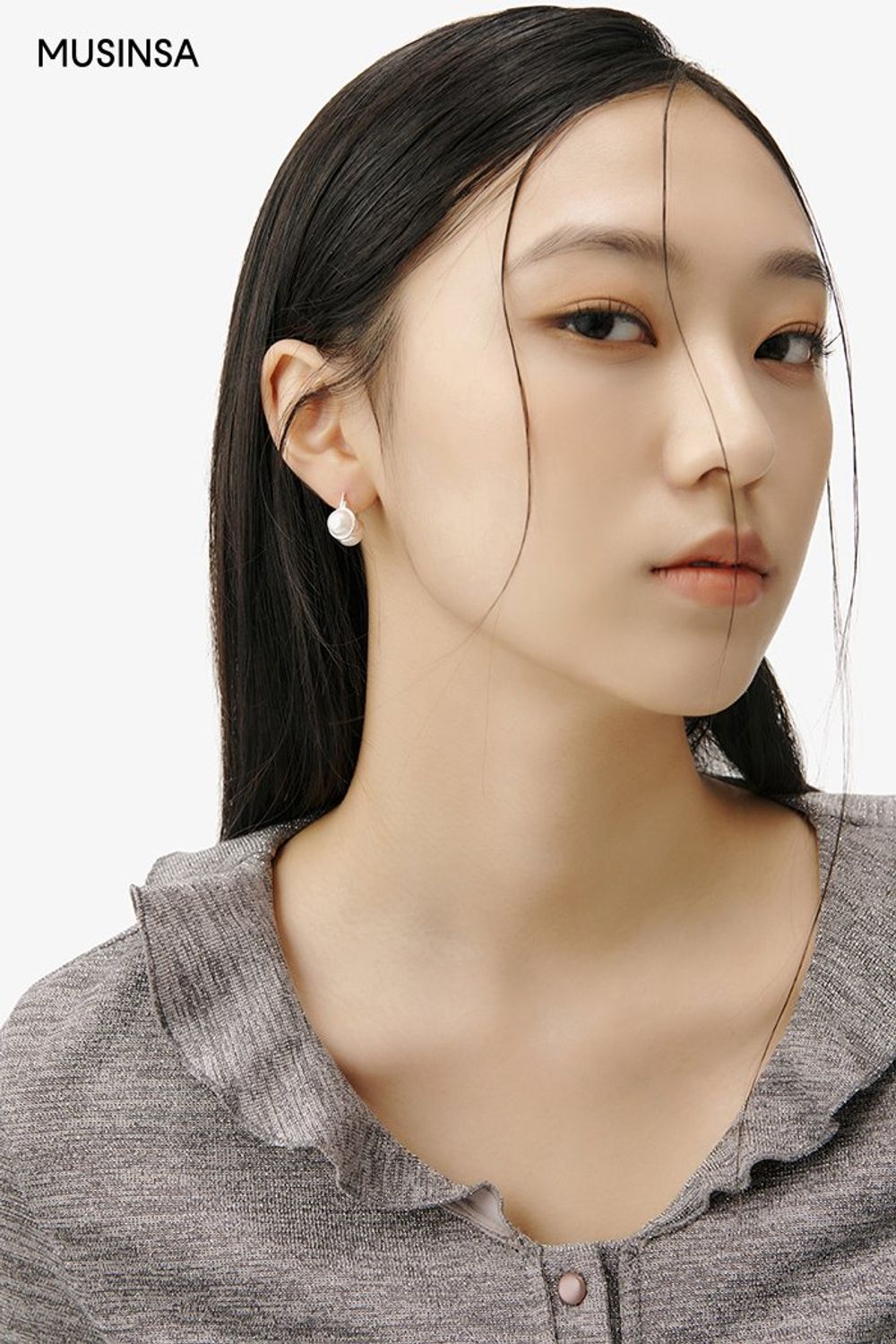 메탈릭한 카디건에 부츠 컷 팬츠를 매치하고 로퍼를 더해 마무리한 시크 룩 #모노톤 #컬러블록 #메탈릭 #키높이 #봄 #시크 #워싱데님 #모노톤룩