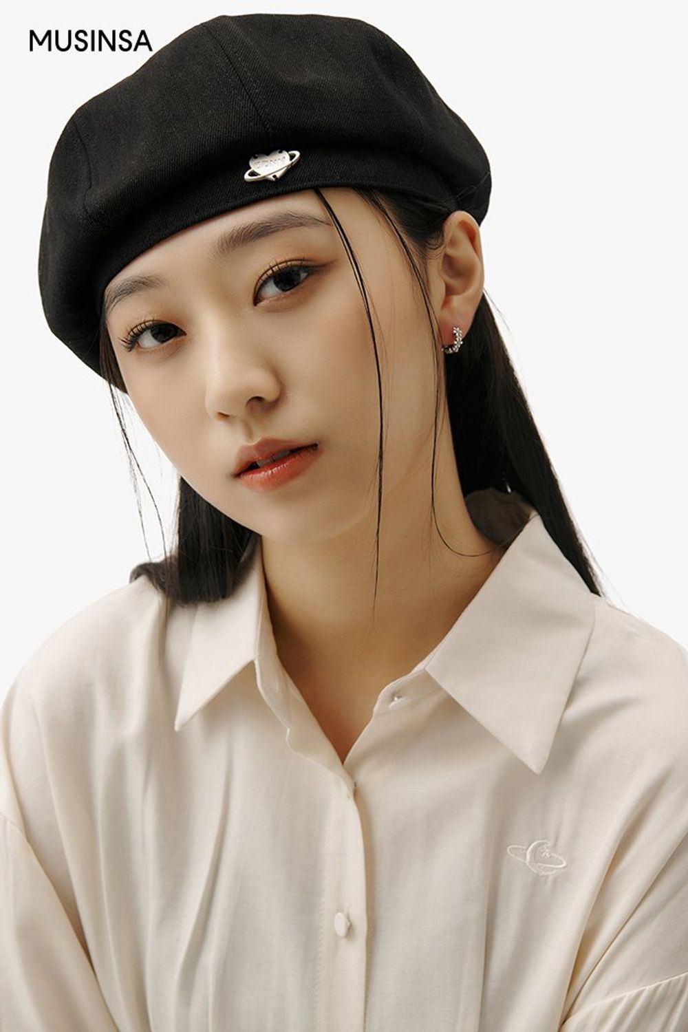 셔츠 원피스에 블랙 베레를 더해 포인트를 준 걸리시 룩 #컬러포인트 #모노톤 #여친룩 #키높이 #핀턱 #봄 #걸리시 #셔츠원피스 #모노톤룩