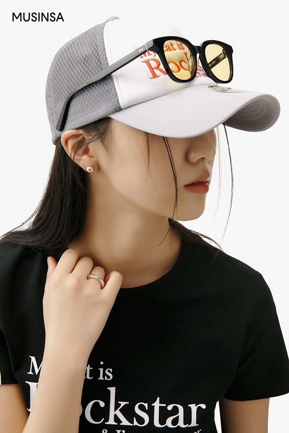 블랙 티셔츠에 와이드한 조거 팬츠를 매치한 후 메시 소재 볼캡으로 마무리한 스트릿 룩 #와이드핏 #컬러블록 #스티치 #봄 #스트릿 #매쉬캡