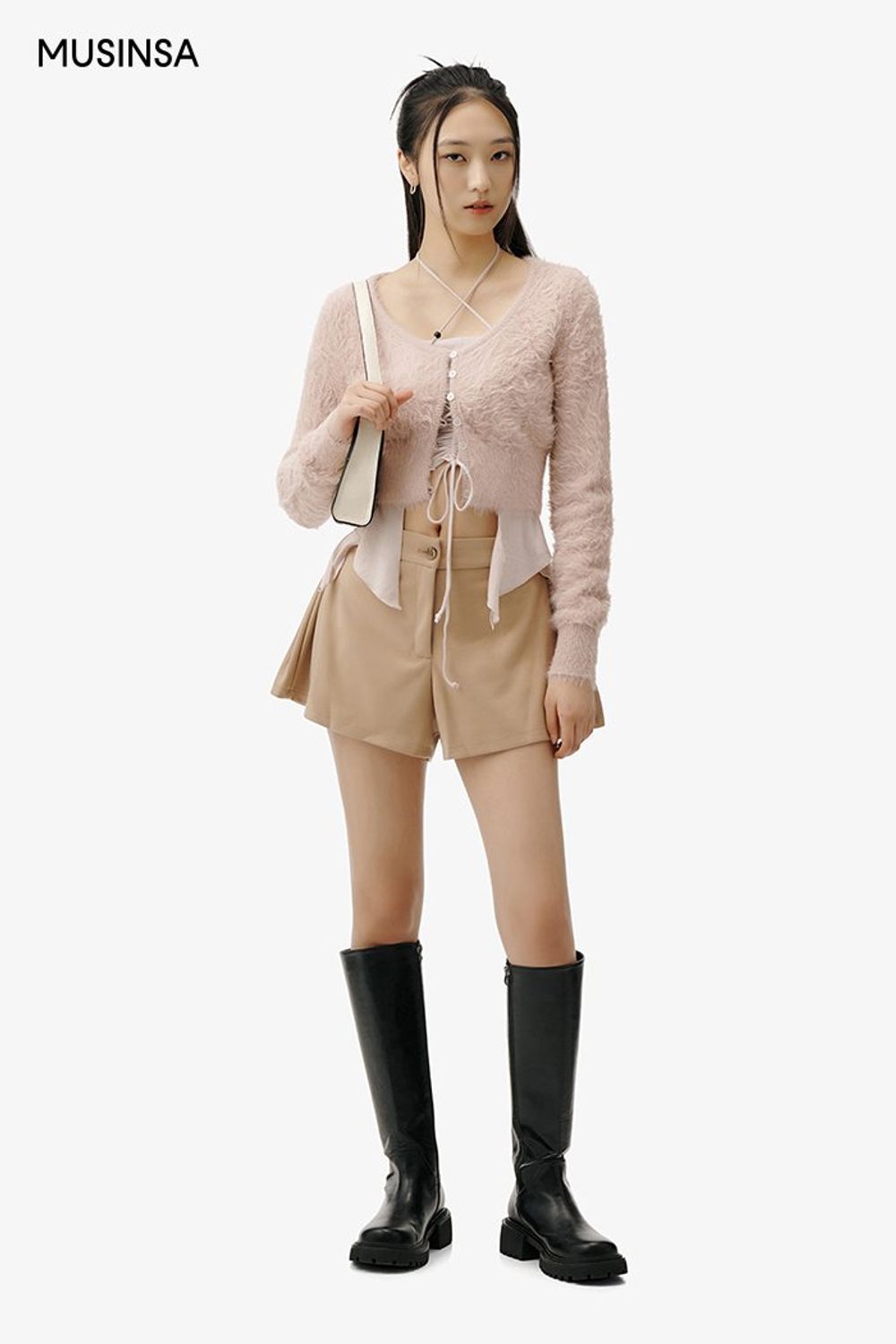 러블리한 크롭 카디건에 숏 팬츠를 더한 후 롱부츠로 마무리한 걸리시 룩 #파스텔 #레이어드룩 #앙고라 #여친룩 #키높이 #핀턱 #스트링 #크롭 #홀터넥 #봄 #걸리시
