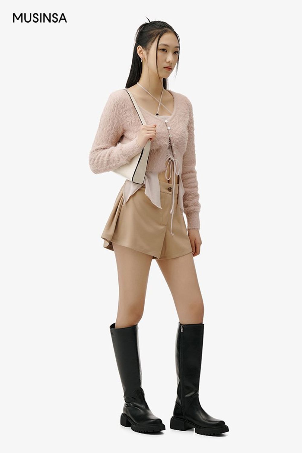 러블리한 크롭 카디건에 숏 팬츠를 더한 후 롱부츠로 마무리한 걸리시 룩 #파스텔 #레이어드룩 #앙고라 #여친룩 #키높이 #핀턱 #스트링 #크롭 #홀터넥 #봄 #걸리시