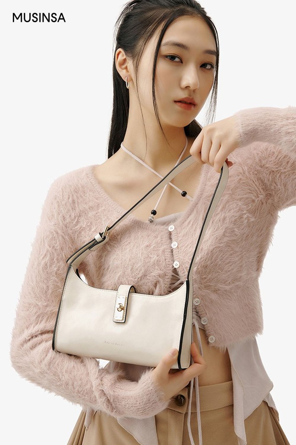 러블리한 크롭 카디건에 숏 팬츠를 더한 후 롱부츠로 마무리한 걸리시 룩 #파스텔 #레이어드룩 #앙고라 #여친룩 #키높이 #핀턱 #스트링 #크롭 #홀터넥 #봄 #걸리시