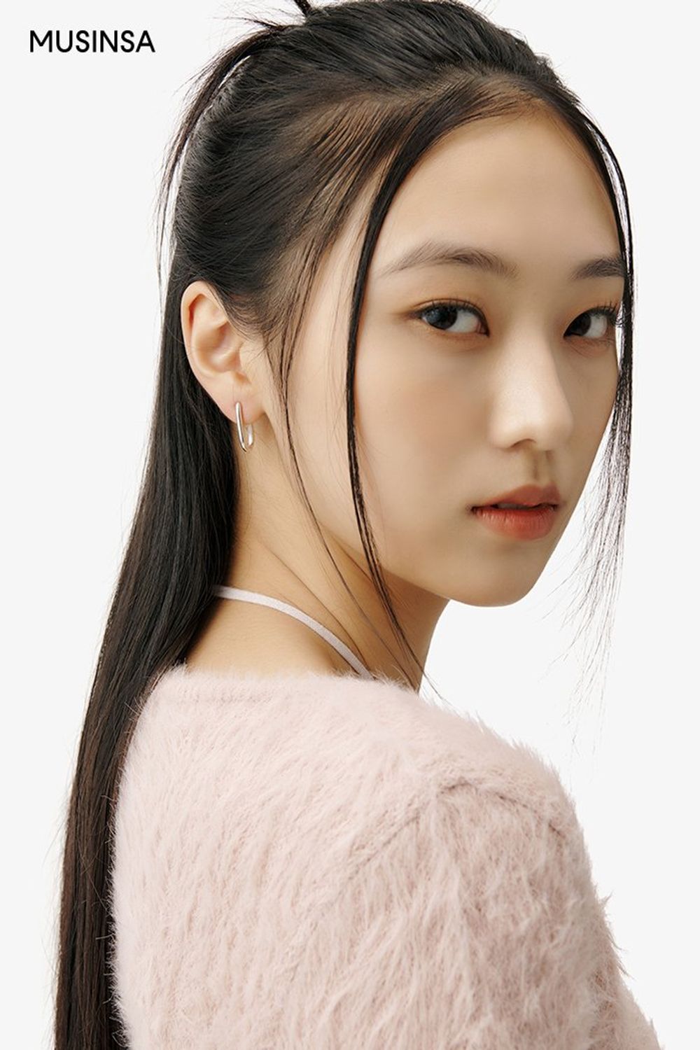 러블리한 크롭 카디건에 숏 팬츠를 더한 후 롱부츠로 마무리한 걸리시 룩 #파스텔 #레이어드룩 #앙고라 #여친룩 #키높이 #핀턱 #스트링 #크롭 #홀터넥 #봄 #걸리시