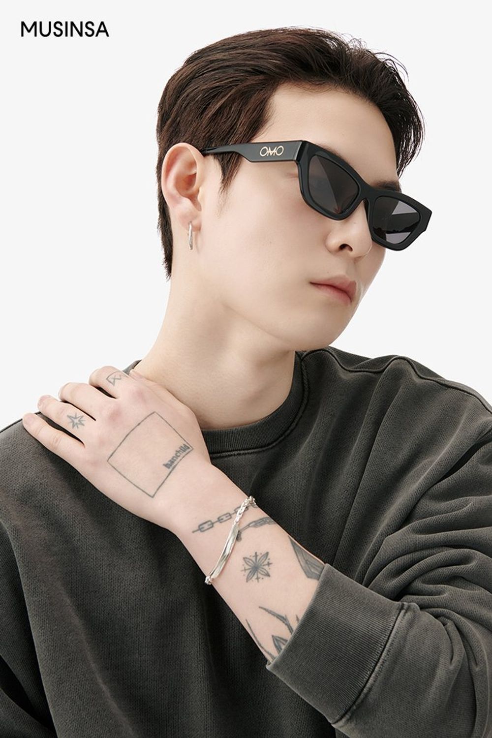 스웨트 셋업에 레더 베스트로 포인트를 준 스트릿 룩 #유니크 #모노톤 #셋업코디 #레더 #봄 #스트릿