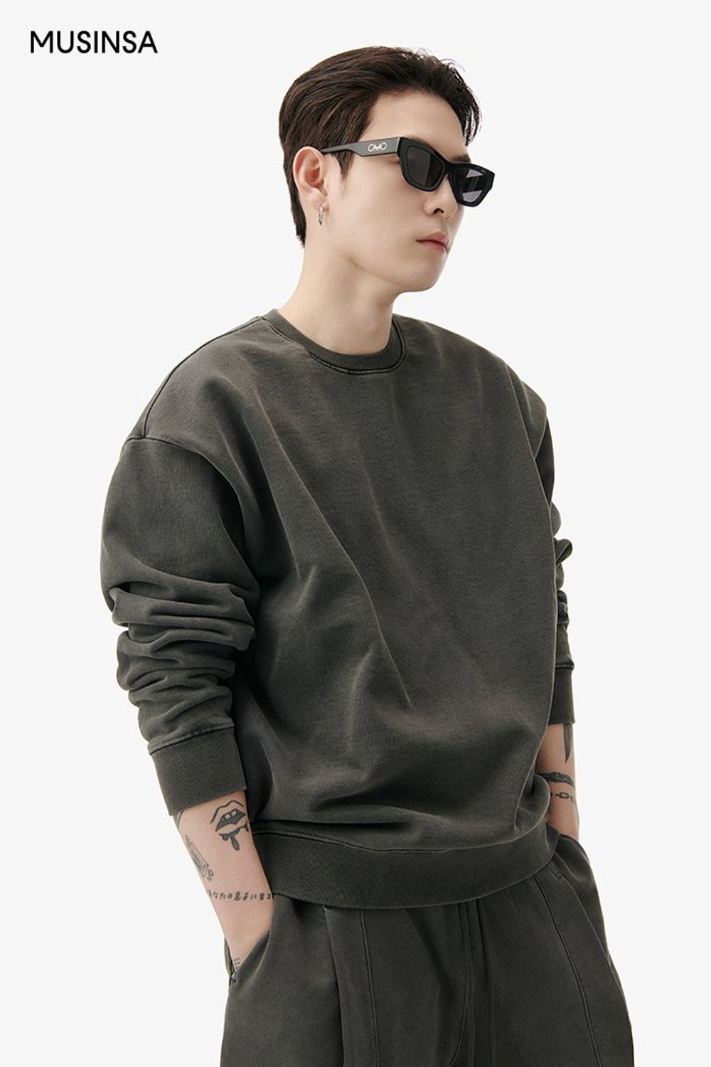 스웨트 셋업에 레더 베스트로 포인트를 준 스트릿 룩 #유니크 #모노톤 #셋업코디 #레더 #봄 #스트릿