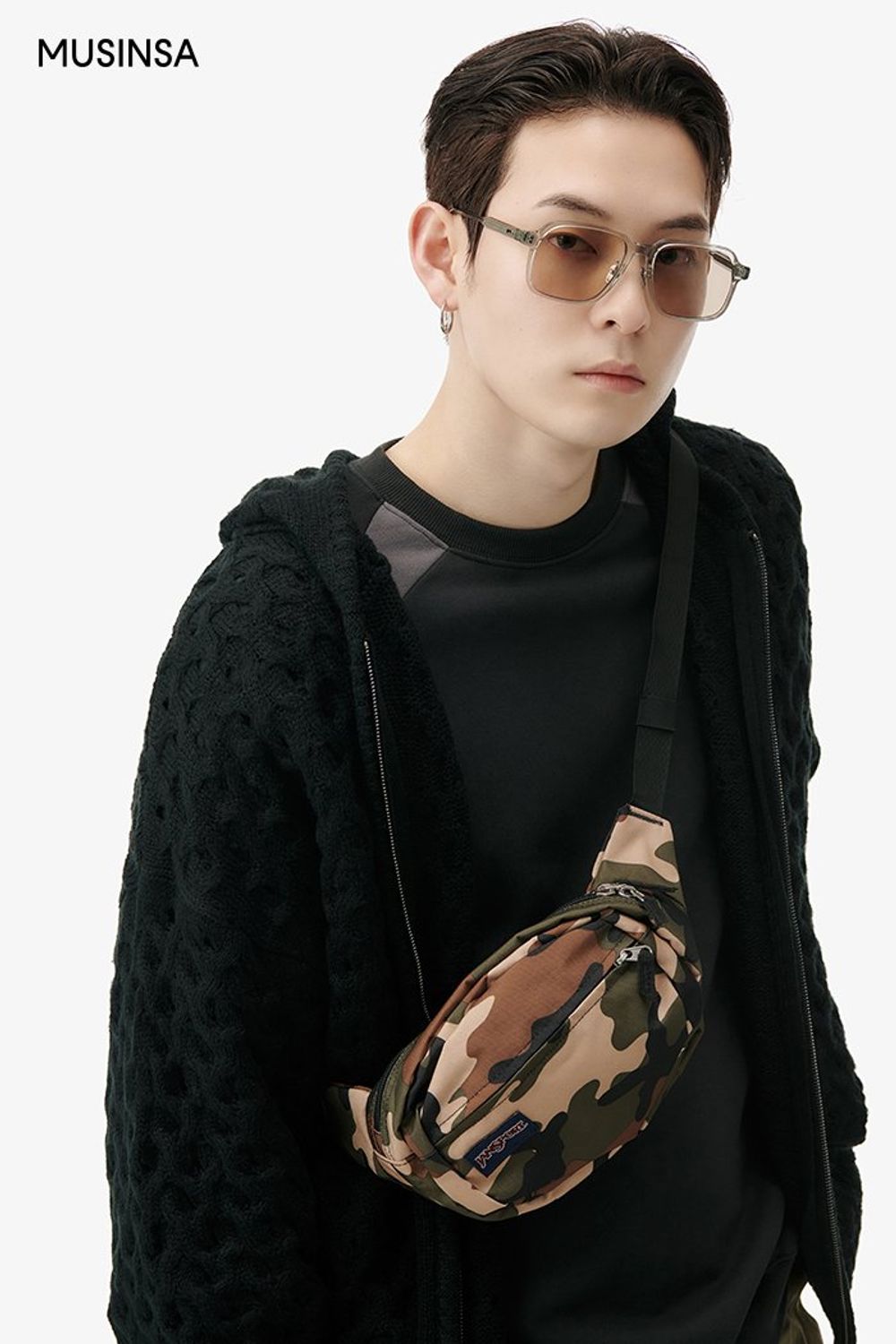 펀칭 니트에 셔링 디테일이 유니크한 와이드 팬츠를 코디한 스트릿 룩 #유니크 #와이드핏 #컬러포인트 #컬러블록 #카무플라주 #셔링 #펀칭 #키높이 #스티치 #봄 #스트릿