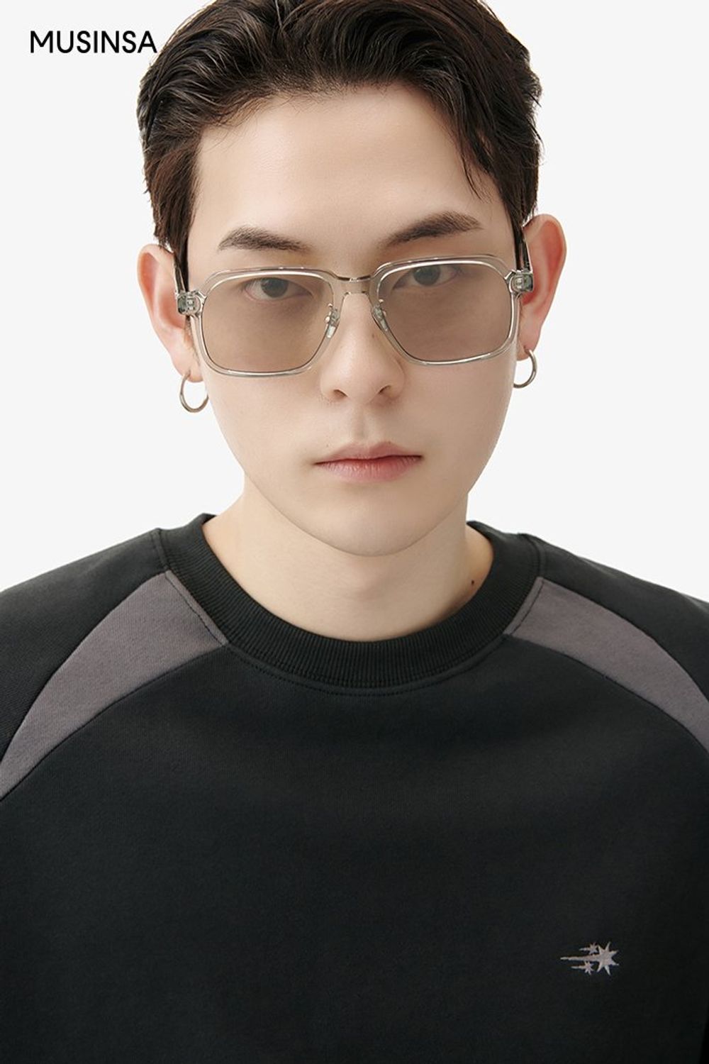 펀칭 니트에 셔링 디테일이 유니크한 와이드 팬츠를 코디한 스트릿 룩 #유니크 #와이드핏 #컬러포인트 #컬러블록 #카무플라주 #셔링 #펀칭 #키높이 #스티치 #봄 #스트릿