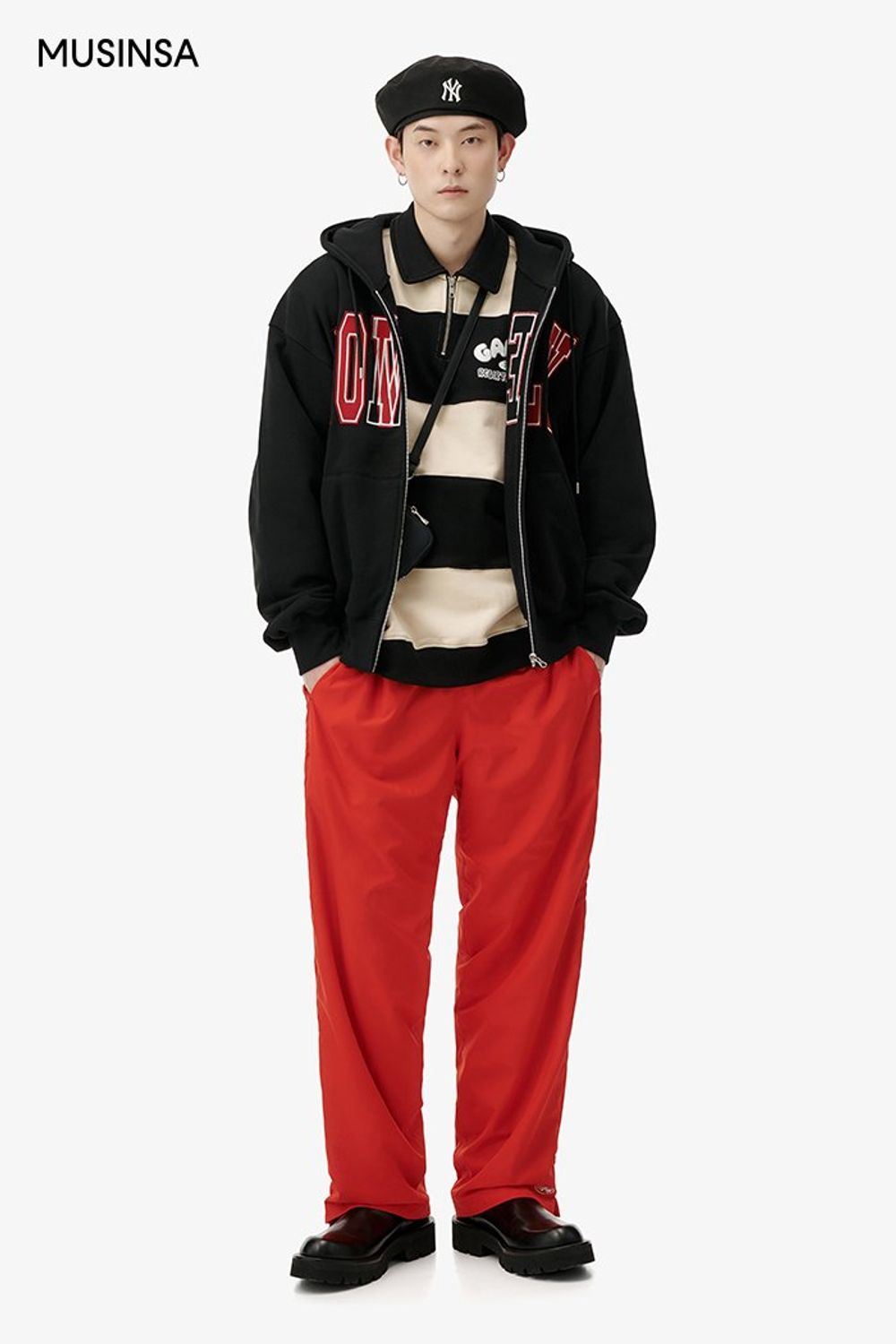 블랙 컬러 아이템에 레드 팬츠로 포인트를 준 스트릿 룩 #유니크 #그래픽 #심볼 #컬러포인트 #비비드 #스트라이프 #봄 #스트릿
