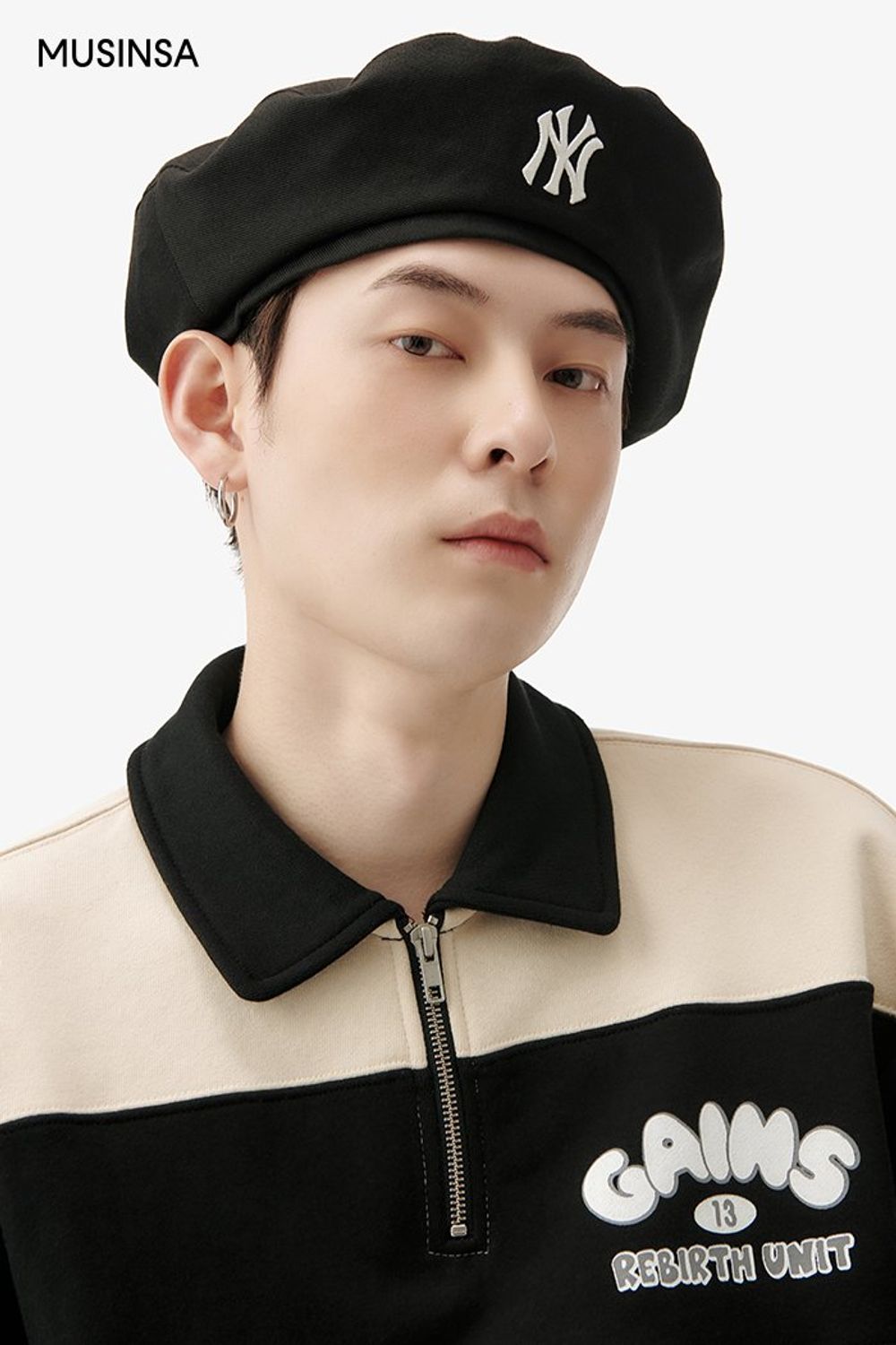 블랙 컬러 아이템에 레드 팬츠로 포인트를 준 스트릿 룩 #유니크 #그래픽 #심볼 #컬러포인트 #비비드 #스트라이프 #봄 #스트릿